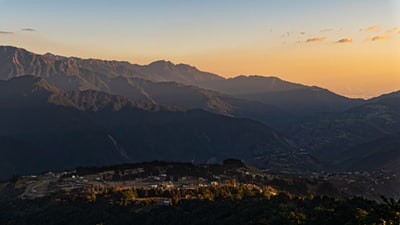 白天近山城市鸟瞰图